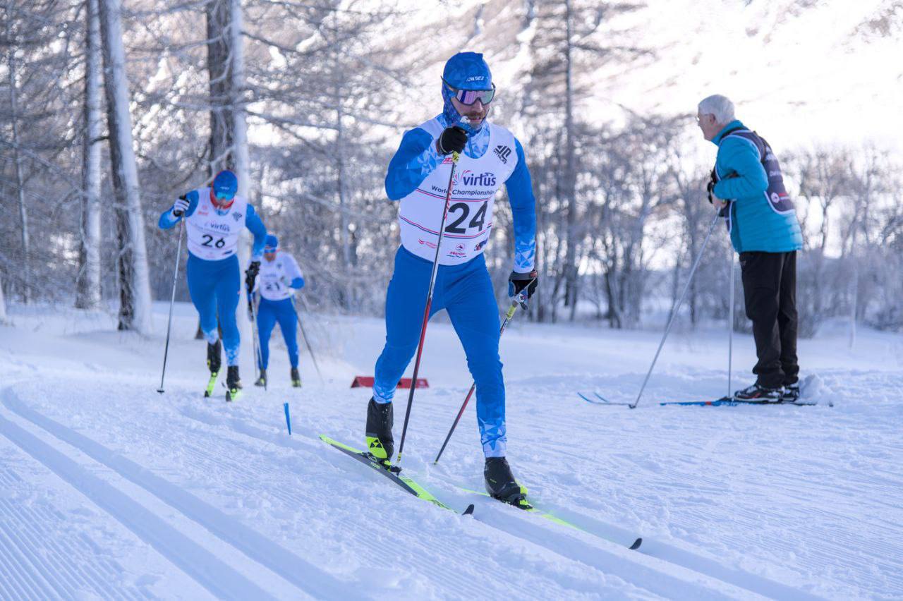 Нижегородцы уверенно стартовали на международных соревнованиях  На чемпионате мира ВИРТУС по лыжным гонкам среди спортсменов с интеллектуальными нарушениями в Бессане  Франция  лыжник Александр Сорокин завоевал три медали: серебро в гонке на 10 км классическим стилем, серебро в спринтерской гонке на 1,2 км и бронзу в эстафете 2х2.  А на этапе Гран-при по лёгкой атлетике Международного паралимпийского комитета в Нью-Дели  Индия  наши легкоатлеты завоевали восемь медалей.  В беге среди лиц с поражением опорно-двигательного аппарата: на дистанции 100 м. золото - Дмитрий Сафронов, Андрей Вдовин, Пётр Михальков; серебро - Михаил Кукус. на дистанции 400 м. золото -  Михаил Кукус, бронзу - Андрей Вдовин.  В беге среди лиц с интеллектуальными нарушениями: на дистанции 1500 м. серебро - Кирилл Кириков.  В прыжках в длину среди лиц с поражением опорно-двигательного аппарата серебро у Петра Михалькова.