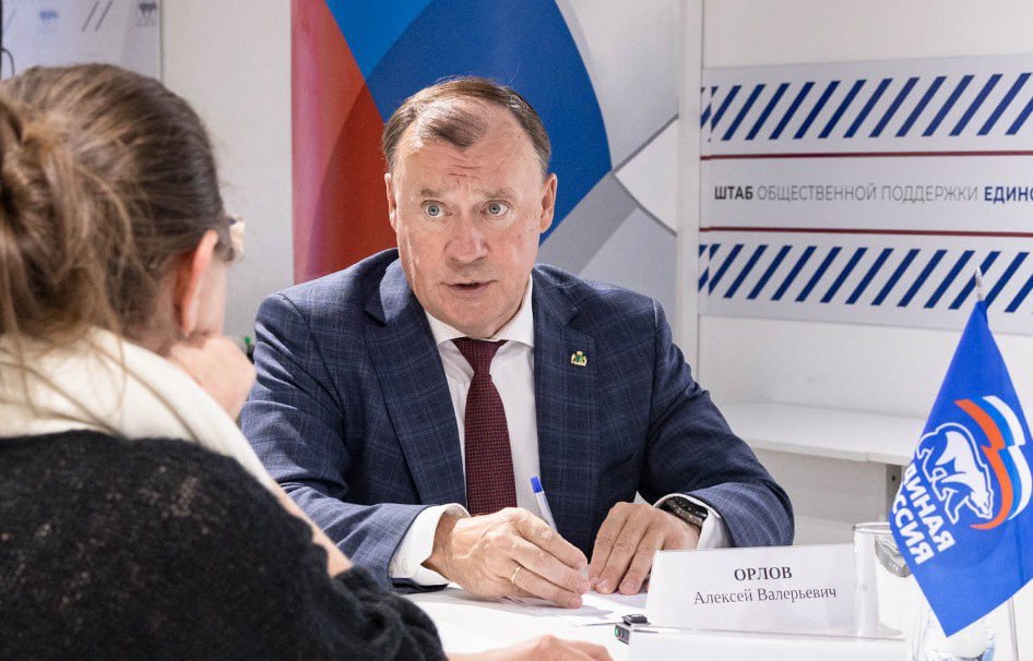 Кто будет следующим мэром Екатеринбурга Скорее всего действующий глава города останется на своём посту Политсовет свердловского отделения партии Единой России предложил губернатору Денису Паслеру продлить полномочия действующего мэра Президиум политсовета поддержал кандидатуру Орлова первого заместителя главы свердловского отделения партии и нынешнего руководителя города сообщили в пресс службе регионального отделения Единой России  Срок полномочий Орлова заканчивается в феврале 2026 года объявлен конкурс на пост По новым правилам кандидатуры на должность мэра теперь вносит только губернатор по предложениям парламентских партий Общественной палаты и объединений муниципалитетов Оцените работу мэра Паслер предложил екатеринбуржцам повлиять на выборы главы города urallive