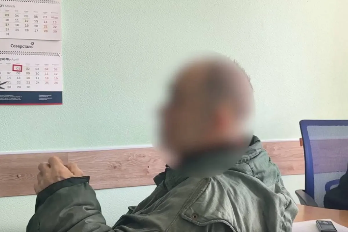 В Череповце 88 летний пенсионер отдал мошенникам более 11 миллионов рублей В полицию обратился мужчина 1937 года рождения Он стал жертвой многоходовой комбинации аферистов которые на протяжении месяца разыгрывали перед ним спектакль с участием сотрудников Пенсионного фонда прокуратуры и Центробанка В течение нескольких дней пенсионер отдал курьеру 7 миллионов рублей наличными произнеся при этом кодовое слово Радость Позже он снял со счетов в банках еще более 4 миллионов рублей и передал их двумя частями тому же человеку Вологда Регион 35ТВ в MAX