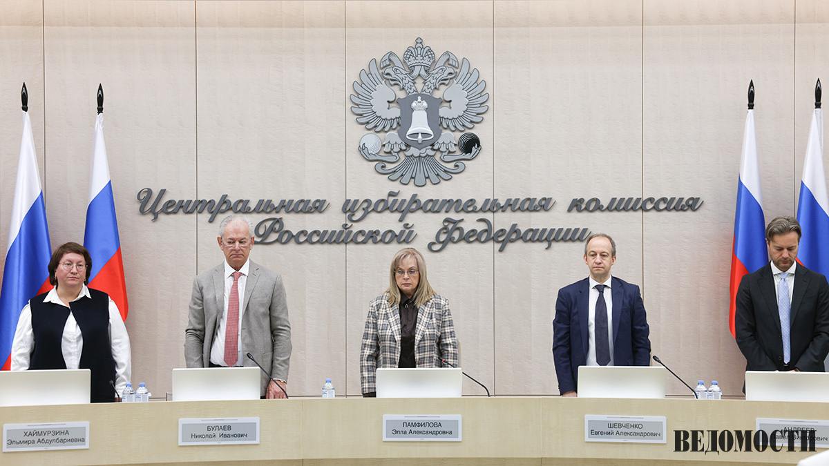 Элла Памфилова может сохранить должность председателя ЦИК В марте 2026 года заканчивается второй срок Эллы Памфиловой на посту председателя Центризбиркома и она вероятнее всего будет вновь переназначена на эту должность говорят источники Ведомостей Памфилова занимающая должность главы ЦИК с 2016 года в любом случае поставит рекорд по времени пребывания на этом посту Ни один глава комиссии не работал на этой должности больше девяти лет Столько с 2007 по 2016 г проработал Владимир Чуров Радикальное обновление руководства ЦИК сейчас в целом не обсуждается говорит один из источников Ведомостей Может сохраниться руководство комиссии предполагает еще один собеседник подразумевая Памфилову ее заместителя Николая Булаева назначался Советом Федерации занимает пост с 2016 года и секретаря комиссии Наталью Бударину назначена главой государства работает с 2021 года Подпишитесь на Ведомости