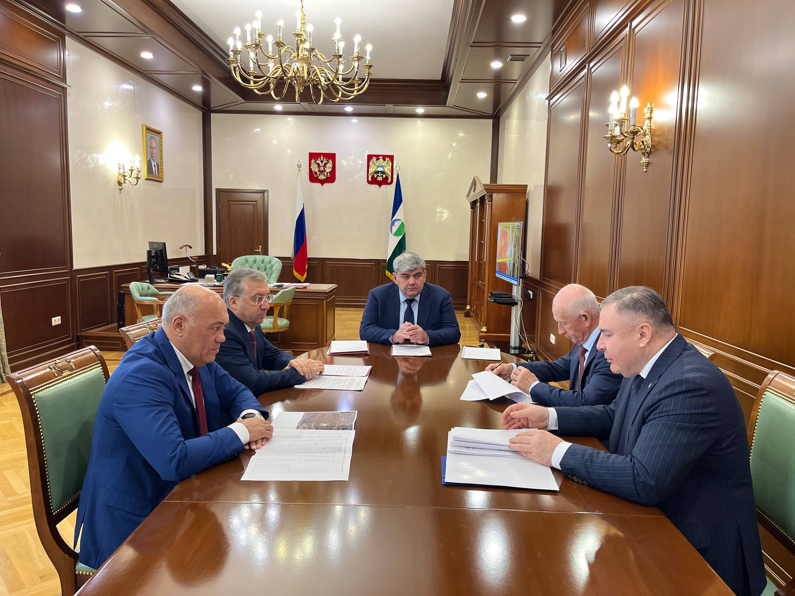 Провел совещание по вопросам дальнейшего развития сельского хозяйства и реализации инвестиционных проектов в данной отрасли Также среди основных тем рассмотрели сегодня дальнейшее развитие Нальчикского ипподрома Он в последние годы стал одним из ключевых центров в России где проводятся крупные всероссийские и международные конноспортивные мероприятия Напомню что решение о строительстве в городе Нальчике ипподрома было принято на заседании Президиума облисполкома КБАО в 1931 году Объект ввели в 1939 году современное здание построили в 1951 м Указом Президента России в 2011 году создано открытое акционерное общество Российские ипподромы куда в числе других 28 ипподромов страны входит и Нальчикский Учитывая его сегодняшнюю роль ипподром нуждается в дальнейшем развитии инфраструктуры создании современного комплекса сооружений для проведения испытаний и соревнований по конному спорту