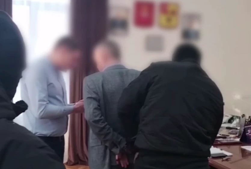 В Челябинской области будут судить экс- замглавы Троицка, обвиняемого в получении взятки  В Челябинской области под суд пойдёт бывший вице-мэр Троицка Андрей Андреев, обвиняемый в получении взятки.  В августе прошлого года исполняя обязанности главы Троицка, обвиняемый получил взятку от местного жителя за его трудоустройство администратором в парк культуры и отдыха.  ПОДРОБНЕЕ  URALPRESS.RU