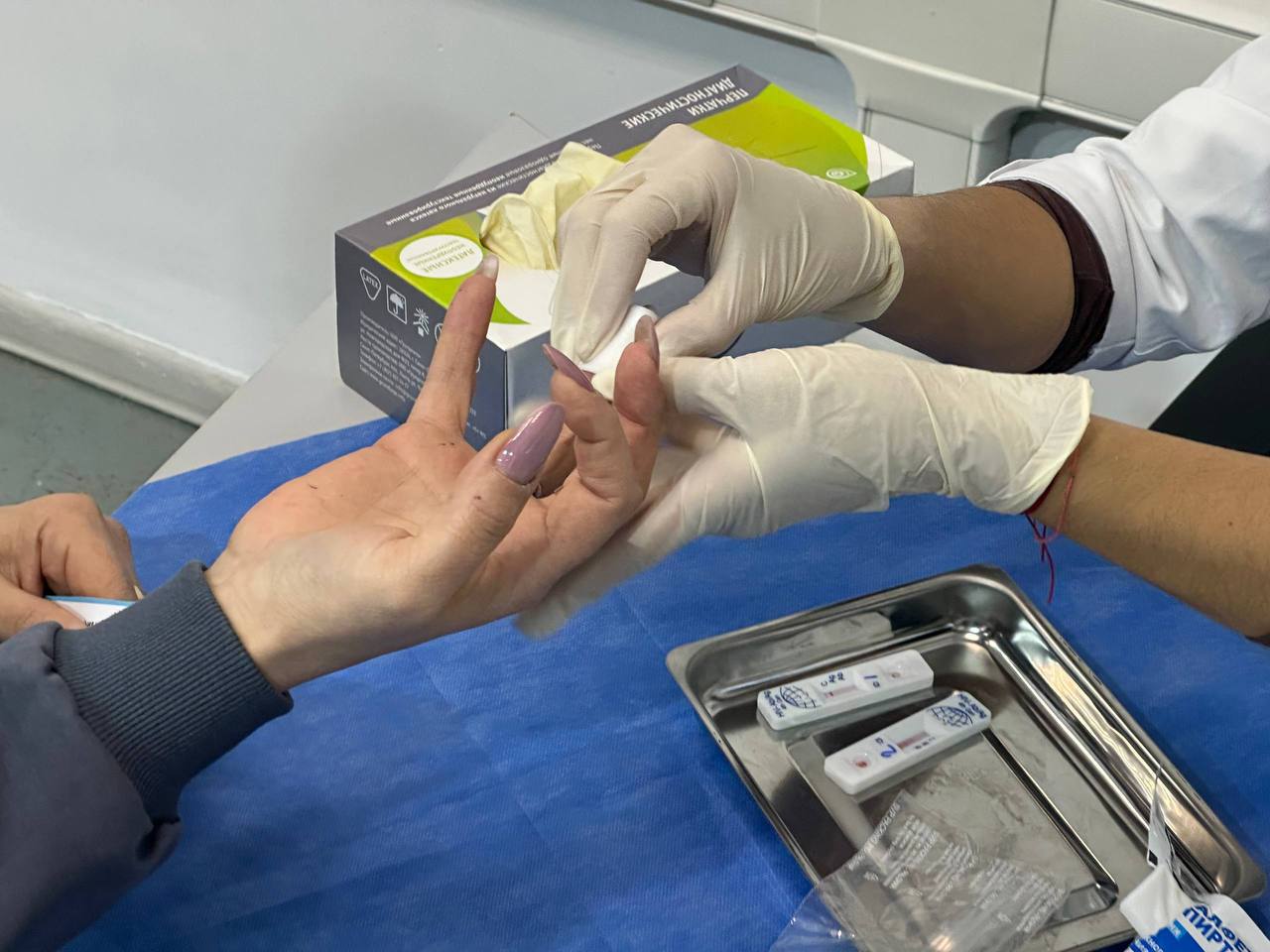 В Бурятии пройдут мероприятия ко Дню борьбы со СПИДом 1 декабря мы отмечаем Всемирный день борьбы со СПИДом важный день для повышения осведомленности о ВИЧ и его профилактике В республике пройдут акции по бесплатному тестированию на ВИЧ чтобы каждый мог узнать свой статус всего за 15 минут Пункт экспресс тестирования на ВИЧ откроются 28 ноября ТРЦ Форум 15 00 19 00 29 ноября ТРЦ Пионер 12 00 18 00 1 декабря специалисты СПИД Центра и волонтеры установят мобильную информационную палатку в трамваях города Позаботьтесь о своем здоровье Регулярные тесты это ваша защита Звоните в СПИД Центр по номеру 46 11 55 для записи на лекции и тестирование