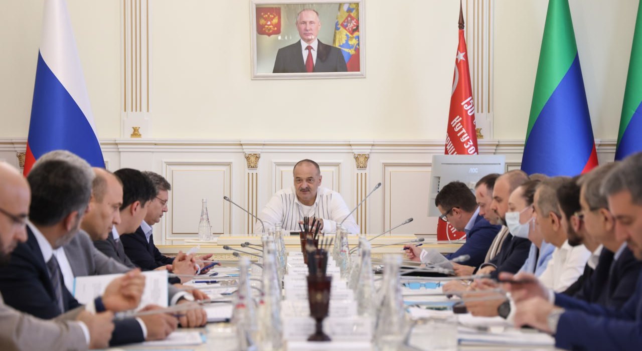 На решающую стадию вышла реализация президентского проекта Каспийского прибрежного кластера в рамках федерального проекта Пять морей и озеро Байкал Власти Дагестана и Корпорация развития Кавказ РФ вплотную включились в процесс формирования инфраструктуры для будущего курорта объектов водоснабжения энергетики логистики Ведётся реконструкция автодороги Манас Махачкала Дербент строится новая подстанция Каспийская и линии электропередачи Уже подписано 17 соглашений с инвесторами которые возведут отели апартаменты и развлекательные центры Мы не имеем права допустить чтобы контракты связанные с исполнением поручений президента страны в рамках федерального проекта Пять морей и озеро Байкал попадали в руки недобросовестных исполнителей сказал глава Дагестана Сергей Меликов Отметим Каспийский прибрежный кластер это комплексная работа Правительства РД с Минэкономразвития РФ и Корпорации Кавказ РФ Именной такой подход по оценкам главы Дагестана позволил выйти на хорошую динамику