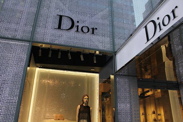 Предпринимательница из Приморья выплатила в пользу компании «Christian Dior» 150 тысяч рублей Бизнес-леди, не имея разрешения правообладателя, продавала одежду, выдавая ее за брендовые модели «Christian Dior» в торговом центре г. Находка. Известный модный дом через своего представителя из Москвы подал иск в суд о взыскании с женщины компенсации за незаконное использование товарного знака «DIOR». Правовая инстанция встала на сторону истца и обязала индивидуальную предпринимательницу выплатить в пользу французской компании порядка 150 тысяч рублей. Женщине сообщили о возбуждении исполнительного производства, предупредив о последствиях неисполнения решения суда, однако она игнорировала требования представителя закона. В связи с этим судебный пристав вынес постановление о взыскании исполнительского сбора, а также принял комплекс мер принудительного характера. Помимо прочего сотрудник ведомства наложил арест на принадлежащий ей автомобиль марки Toyota Carina. Чтобы не лишиться транспортного средства, гражданка в тот же день исполнила финансовые обязательства в полном объеме. Подписаться