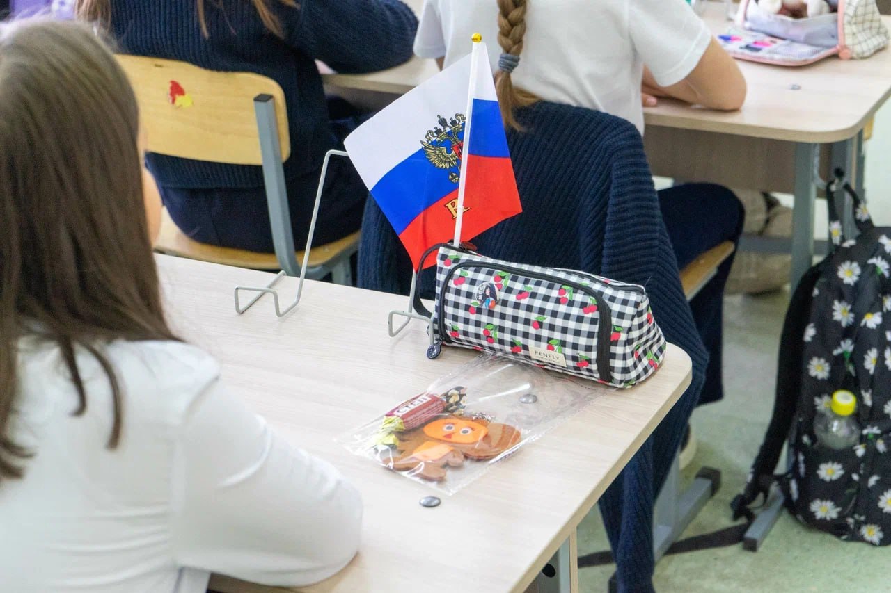 Школу на проспекте Плевицкой в Курске планируют сдать в 2026 году  В Курске возобновляется строительство школы на проспекте Плевицкой. Проект прошёл государственную экспертизу и получил положительное заключение, что позволило оперативно выдать разрешение на начало работ. Стоимость строительства составляет 4 млрд 275 млн рублей.  — На прошлой неделе получили сразу же разрешение на строительство. Выходим в нормальный строительный режим по этому объекту, — сообщил врио заместителя губернатора Владимир Базаров.  Завершить строительство школы планируют в 2026 году.  Курская Telega / Прислать новость