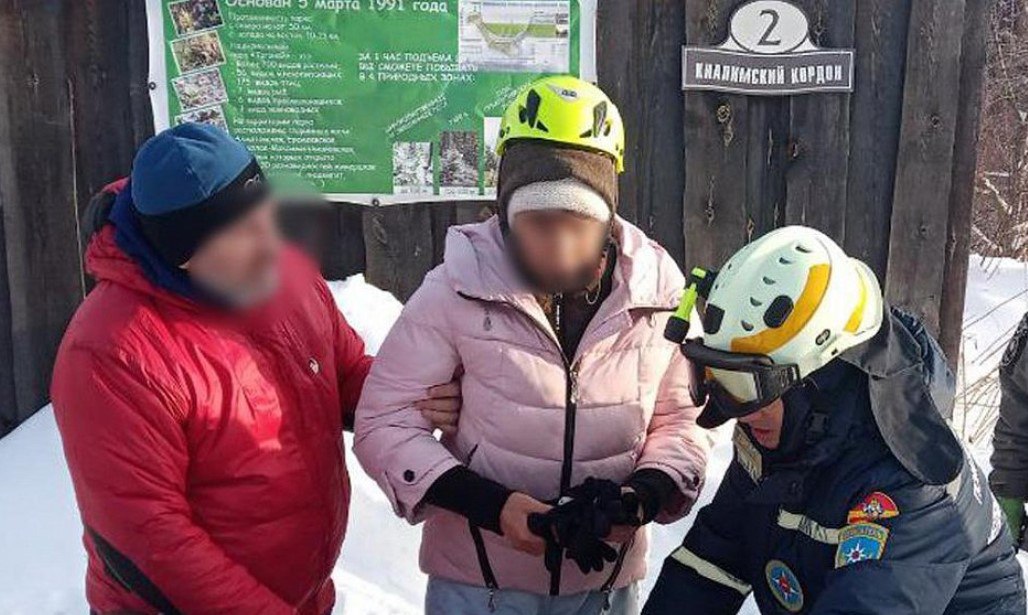 Туристку из Москвы эвакуировали с Таганая   Туристку из Москвы подвело здоровье во время подъема на Таганай. Женщине было настолько плохо, что она не могла ни продолжить путь, ни вернуться на базу. Для ее эвакуации вызывали спасателей.  «От врачей пострадавшую отделяли десятки километров труднопроходимой горной местности. Спасатели оказали ей первую помощь, помогли подготовиться к сложной дороге и, следя за самочувствием, эвакуировали на снегоходе к центральной усадьбе нацпарка»,  — рассказали спасатели.  Женщину передали врачам, она проходит лечение.    / Прислать новость