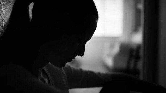 В Петербурге две школьницы покончили с собой после переписки с мошенниками Следствие связывает самоубийства двух семиклассниц в Санкт Петербурге с их перепиской с неизвестными мужчинами из Украины передает ArbatMedia Тела двух учениц седьмого класса обнаружили в разных частях города с интервалом в сутки Первую девочку нашли вечером 11 февраля возле многоэтажного здания на улице Лагоды в Красногвардейском районе Спустя день второе тело обнаружили на проспекте Буденного в Красносельском районе Изучив телефоны погибших правоохранители установили что обе школьницы контактировали с мужчинами находящимися в Украине Эксперты проанализировали сообщения и историю звонков девочек Изначально подозрение пало на жителя Хабаровска с судимостью Однако проверка показала что преступники воспользовались его документами незаконно сам мужчина не имел отношения к произошедшему Прислать новость