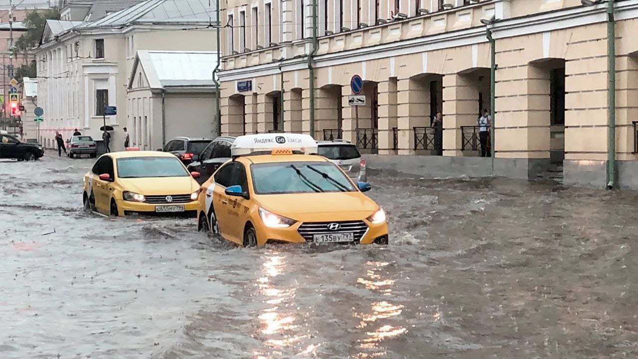 Сильнейший ливень ударит по Москве уже сегодня. Аномальные дожди, которые прошли на Кубани, надвигаются на Центральную Россию. «На центр Москвы за сегодня может обрушиться 53 литра дождевой воды на квадратный метр», — сообщили синоптики центра «Фобос».