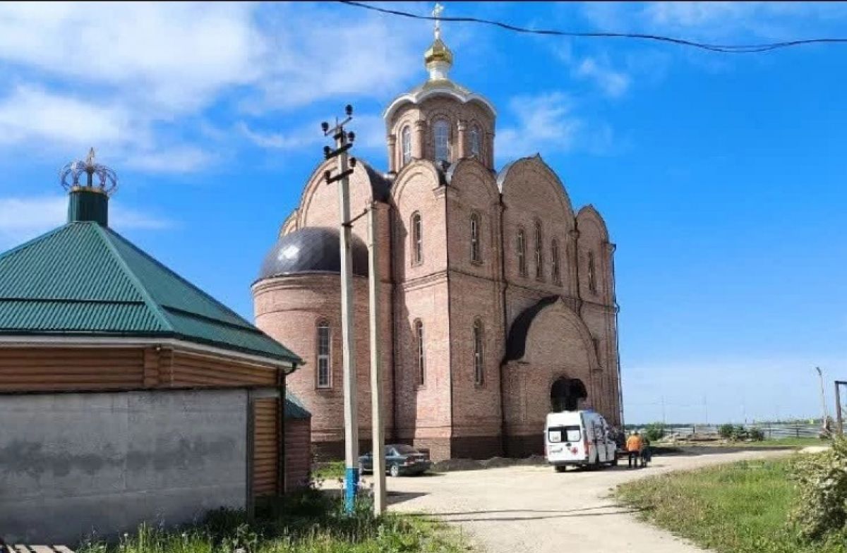 ЧП на стройке храма в Липецке: рабочий получил тяжелые травмы при падении с лесов Утром 27 мая на возведении храма Иверской иконы Божией Матери в микрорайоне «Елецкий» произошло ЧП. 55-летний строитель, работавший на высоте, сорвался с лесов и упал. ↗ Прислать новость Подписаться