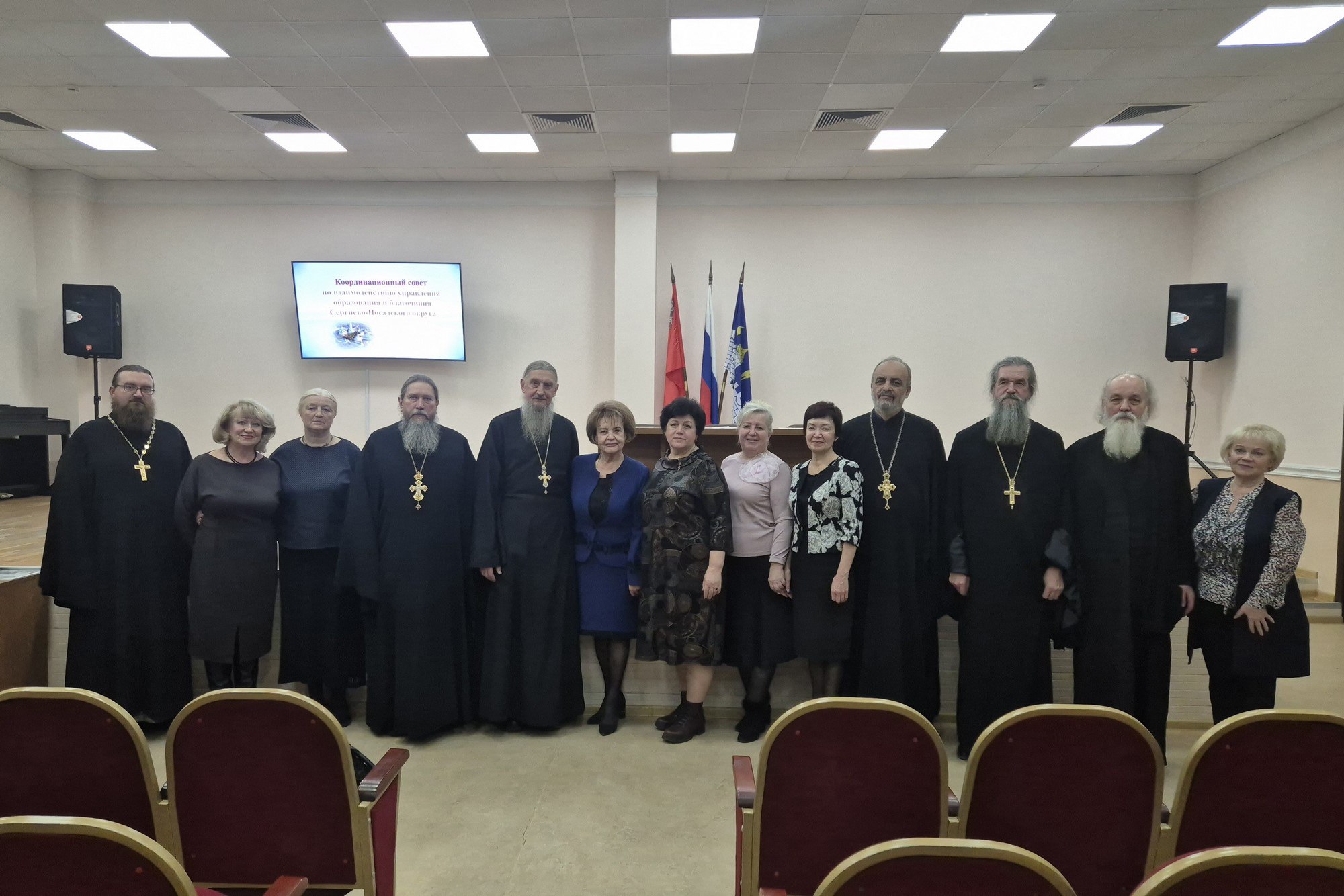 Заседание Координационного совета в Сергиевом Посаде 6 ноября в Управлении образования администрации Сергиево Посадского г о состоялось заседание Координационного совета В заседании приняли участие благочинные церковных округов Сергиево Посадского игумен Иоанн Самойлов Всехсвятского протоиерей Василий Кислянка заместитель главы администрации Сергиево Посадского г о начальник Управления образования О К Дударева старший методист учебно методического центра образования С А Щелкунова духовник Сергиево Посадской епархии настоятель храма преподобного Алексия человека Божия г Хотьково протоиерей Сергий Трухачёв член Епархиального отдела религиозного образования и катехизации настоятель Христорождественского храма с Иудино протоиерей Владимир Янгичер а также клирики благочиний сотрудники методического центра и директора школ На встрече обсуждались вопросы взаимодействия благочиний и Управления образования округа по духовно нравственному воспитанию подрастающего поколения Также был утверждён план совместных мероприятий в рамках XXI Рождественских образовательных чтений