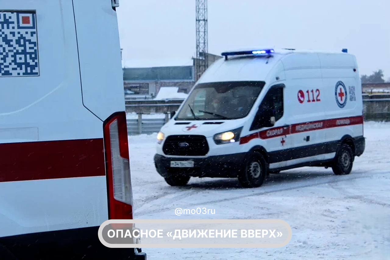 8 февраля в одном из жилых комплексов в городе Жуковском в 17 этажном доме произошло непредвиденное резкое торможение пассажирского лифта при движении вверх Внутри кабины находился мужчина который получил серьезные травмы После поступления вызова на место происшествия ещё до выяснения количества пострадавших и всех обстоятельств незамедлительно были направлены две бригады Жуковской подстанции врачебная и фельдшерская врач Александра Попова фельдшеры Химияханым Гаджибекова и Юрий Лебединский водители Сергей Садовников и Андрей Черунков Оперативно подоспевшие расчёты МЧС извлекли пострадавшего из кабины лифта и передали нашим медикам Были немедленно проведены диагностические и лечебные мероприятия Предварительно у мужчины зафиксированы закрытая черепно мозговая травма и перелом шейного отдела позвоночника После оказания необходимой помощи и стабилизации состояния пострадавший был передан бригаде ТЦМК Пациент транспортирован в профильное отделение Жуковской больницы Согласно объяснениям пациента лифт резко дернулся и на высокой скорости поднялся с 9 го до 17 го этажа От удара о потолок кабины мужчина получил травмы головы и позвоночника на короткое время потеряв сознание Соседи услышав грохот и крики о помощи сразу вызвали экстренные службы прокомментировал заведующий Жуковской подстанцией скорой медицинской помощи Андрей Зимин СкораяПодмосковья ИсторияСпасения Жуковский