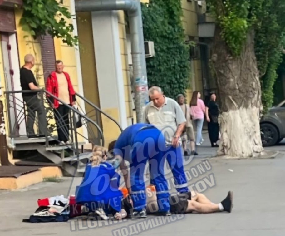 На площади 5-Донского корпуса в Ростове зарезали мужчину Перед мостом на улице Стачки произошла трагедия - на мужчину напал неизвестный и ударил его ножом, сообщают очевидцы происшествия в соцсетях. Медики пытались его спасти, но он скончался на месте.