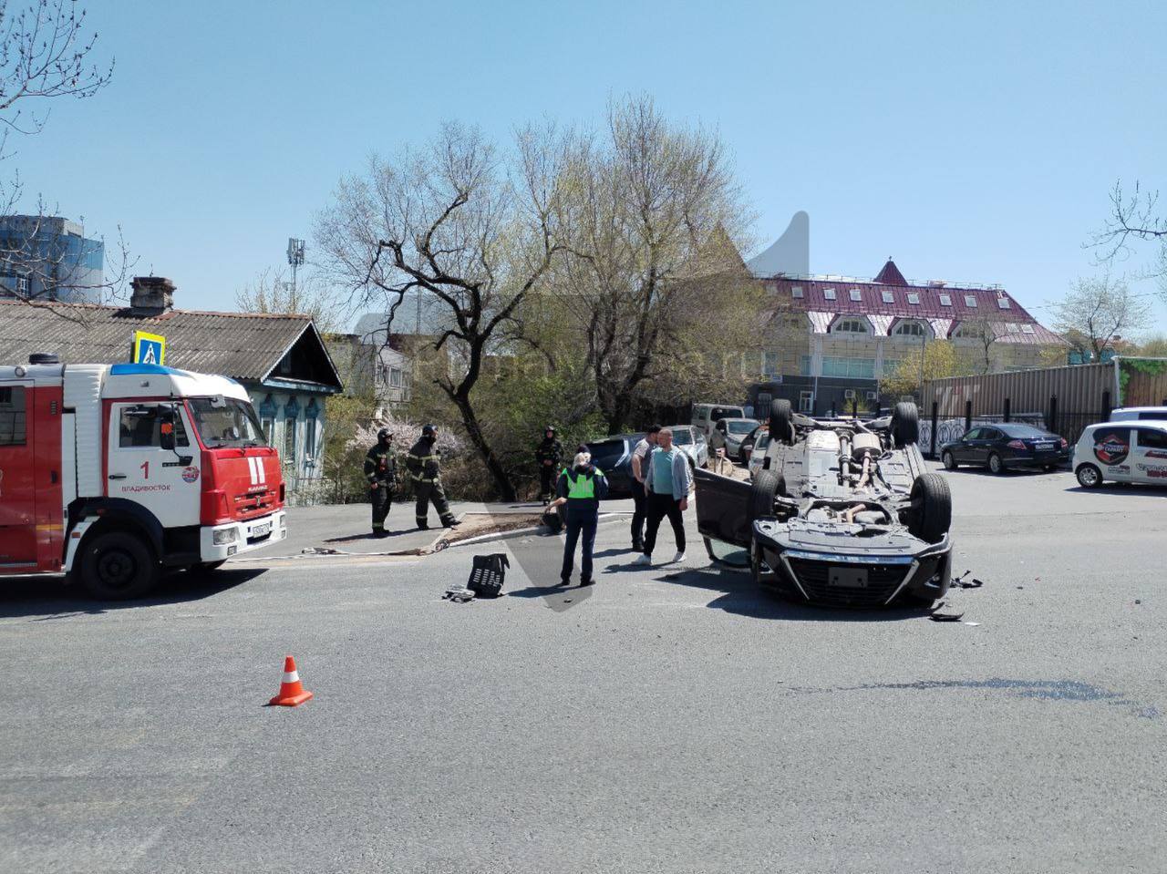 Автомобиль перевернулся в районе фуникулера во Владивостоке Очевидцы сообщают, что Toyota Prius остановилась на пешеходном переходе, чтобы пропустить человека. Водитель Lexus RX не затормозил вовремя и врезался в Prius, в результате чего тот перевернулся на крышу. В сторону улицы Суханова образовалась пробка. PrimaMedia Прислать новость