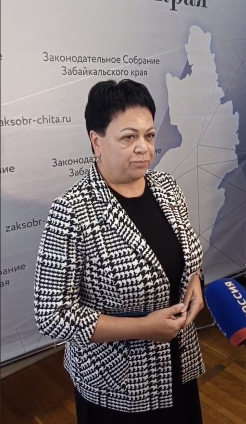 Член комитета Заксобрания Забайкалья: Закон о чрезвычайном режиме поможет справиться с проблемой бродячих животных   Депутаты Забайкальского края на очередной сессии внесли изменения в региональное законодательство, предусматривающие возможность введения чрезвычайного режима для решения проблемы бездомных собак. Фракция ЛДПР в Законодательном собрании региона поддержала этот закон.  Член комитета по молодёжной политике и развитию гражданского общества Светлана Илюхина рассказала, что тема актуальна не только для нашего региона. Такие законы уже введены в Республике Саха  Якутия , Свердловской области, Ставропольском крае, Оренбургской области и во многих других регионах.  По её словам, введение чрезвычайной ситуации позволит оперативно реагировать на появление массового скопления животных на территории Забайкальского края, а также на возникновение очагов инфекционных заболеваний и других чрезвычайных ситуаций.   «Установленные законом временные рамки позволят применять специальные меры по предотвращению угрозы и защите населения Забайкальского края. Я хочу привести несколько примеров и статистики. По данным Роспотребнадзора за 2024 год за медицинской помощью обратились после нападения животных более 2500 человек. После укусов домашних животных — около 1500 человек», — заявила Светлана Илюхина.  ⏺Отметим, если ситуация с бездомными собаками достигнет угрожающего уровня, власти получат право принимать решение об эвтаназии животных без применения обычных ограничений. Такие меры будут носить временный характер и возможны только на основании рекомендаций Госветслужбы и местных органов власти.   Вступление закона в силу запланировано на 1 октября 2025 года.    Подписывайтесь:
