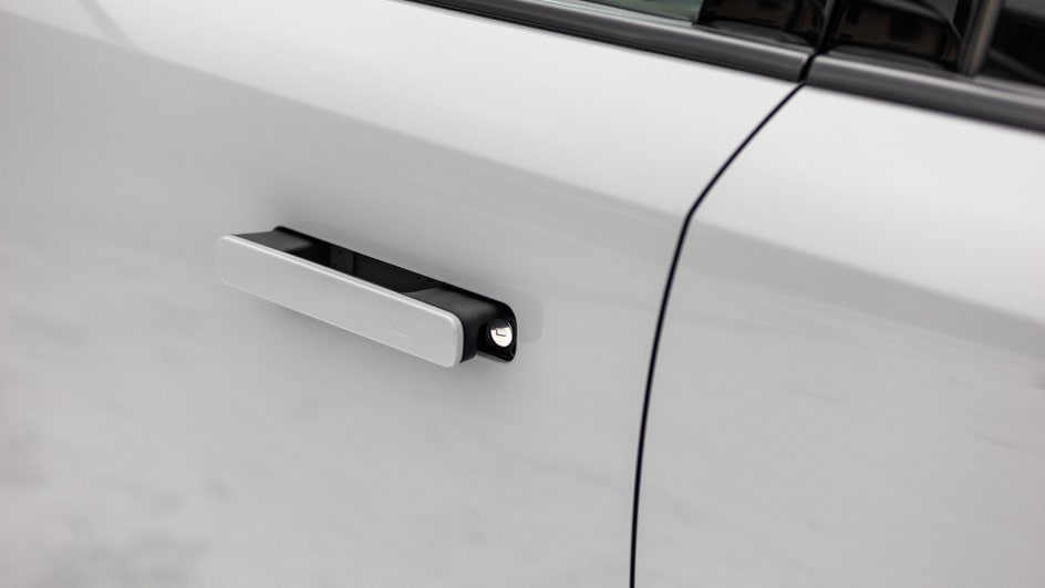 Китай официально запретил скрытые дверные ручки автомобилей При серьезной аварии или обесточивания автомобиля такие ручки делают невозможным открытие дверей для спасения водителя и пассажиров С 1 января 2027 года все электромобили должны будут оснащаться как наружными так и внутренними дверными ручками имеющими механическую функцию открывания В КНР примерно 60 всех проданных электромобилей имеют скрытые дверные ручки