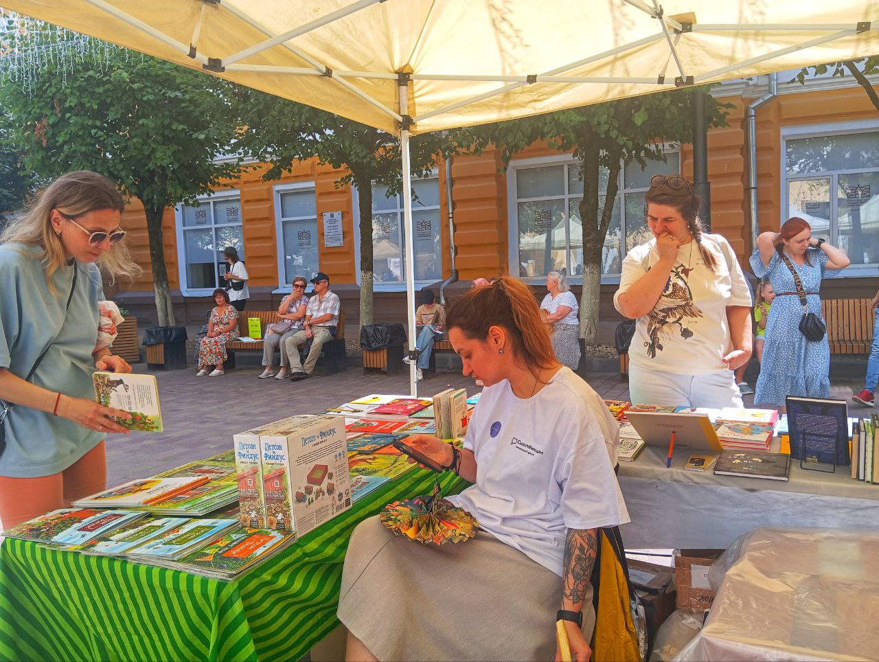 В Смоленске продолжается книжный фестиваль "СмолФикшн" Тут можно найти книги от 26 издательств. В здании шахматной школы проходят лекции, паблик-токи и дискуссии с экспертами из книжной индустрии, писателями, поэтами, иллюстраторами. Для детей работают мастер-классы