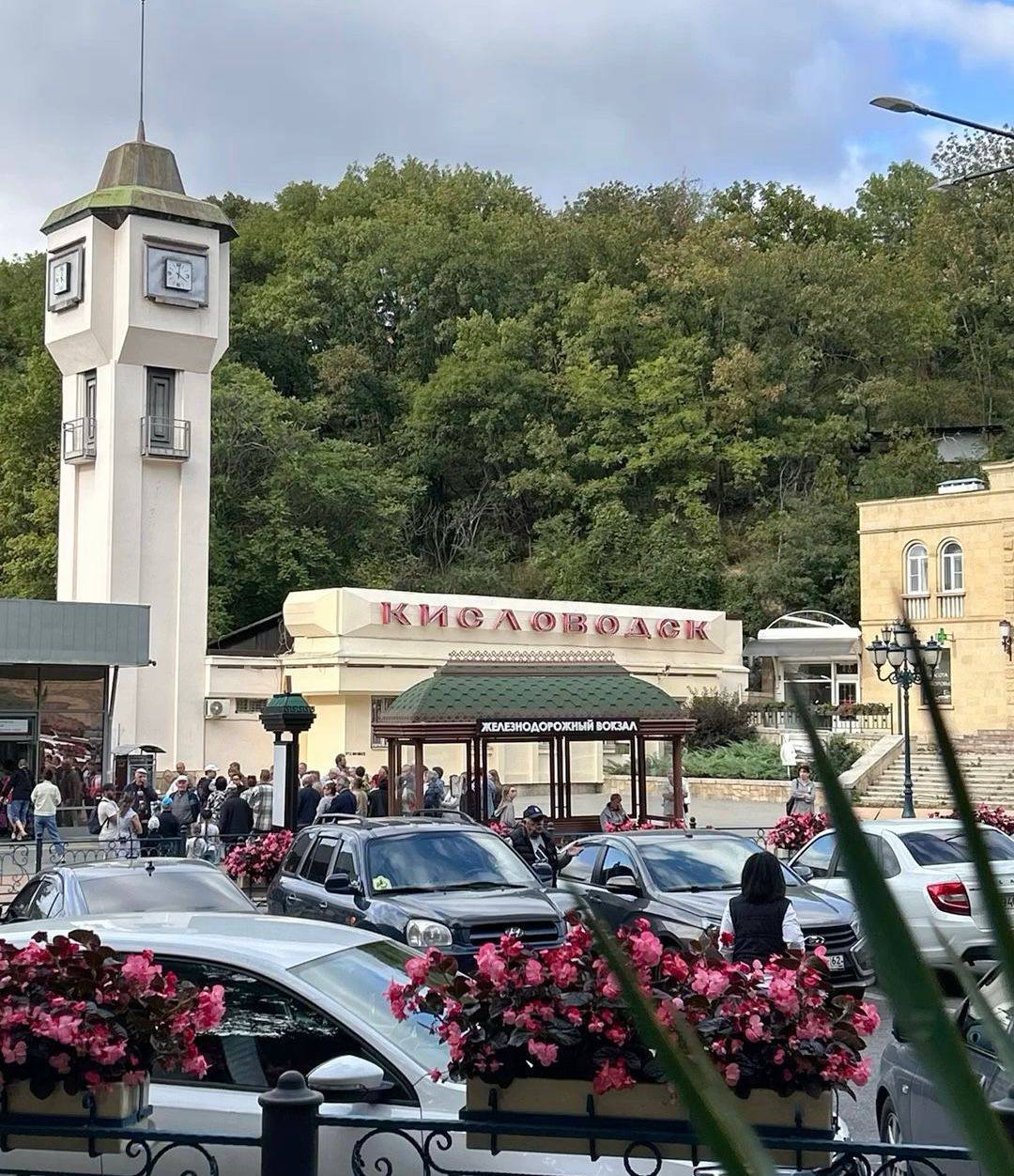 Вновь рубрика Рекорды Кисловодска Более 4 4 млн человек воспользовались маршрутом Минеральные воды Кисловодск Маршрут Минеральные Воды Кисловодск занял первое место в рейтинге самых востребованных направлений Северо Кавказской железной дороги За период с января по сентябрь 2025 года этим маршрутом воспользовались более 4 4 миллиона пассажиров Также в рейтинг попали маршрут Туапсе Имеретинский Курорт с показателем около 4 3 миллиона перевезённых пассажиров Ростов Таганрог где зафиксировано более 3 3 миллиона поездок аэропорт Сочи Туапсе где прошло порядка 1 6 миллиона пассажиров пригородными поездами по маршруту Сочи Роза Хутор воспользовались около 1 2 миллиона человек и Махачкала Дербент с показателем 1 1 млн пассажиров за 9 месяцев Данные рейтинга в очередной раз подтверждают туристическую привлекательность Кисловодска в любое время года Кисловодск славится не только своими целебными источниками великолепной природой и климатом но и закрепляет за собой статус центра событийного туризма что привлекает гостей со всей России а также из ближайших городов Добро пожаловать в Кисловодск город твоего сердца