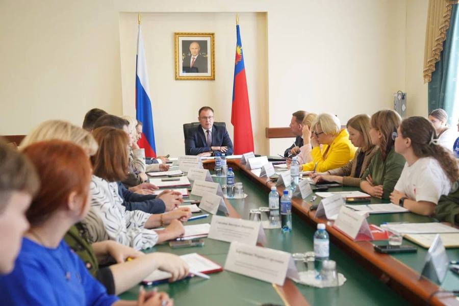 По поручению губернатора в Кузбассе пройдет большой слет Первых Губернатор Кузбасса Илья Середюк провел заседание Координационного совета по взаимодействию с Движением Первых. В работе приняли участие активисты Движения, руководители подразделений исполнительной и законодательной власти, главы муниципальных образований. Участники заседания подвели итоги деятельности за первое полугодие и скоординировали ближайшие планы. Глава региона также поручил провести Слет активистов Движения Первых, на котором ребята из разных муниципалитетов смогут обменяться опытом и наработками за год, лучшие будут отмечены наградами.