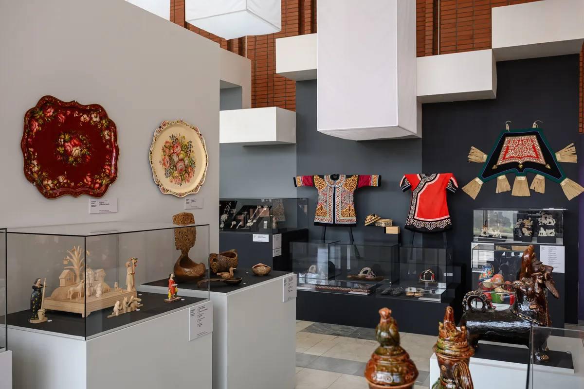 Где живут духи Севера сокровища Дальнего Востока покажут в Москве 24 декабря в музейно выставочном центре Росизо стартует проект Смыслы и промыслы Через Север на Восток Это большая выставка о народном искусстве Севера России Сибири и Дальнего Востока Экспозиция погружает в ритм и самобытность северных и дальневосточных культур показывая насколько разнообразно и богато наследие этих регионов Гости смогут увидеть изделия из глины и дерева плетёные берестяные работы и традиционных щепных птиц анималистические фигурки камнерезов ювелирные украшения и элементы бурятского костюма nanайские халаты из рыбьей кожи коллекцию ватно картонных ёлочных игрушек среди которых около 25 лошадок и даже один кентавр Выставка будет работать до 8 марта 2026 года