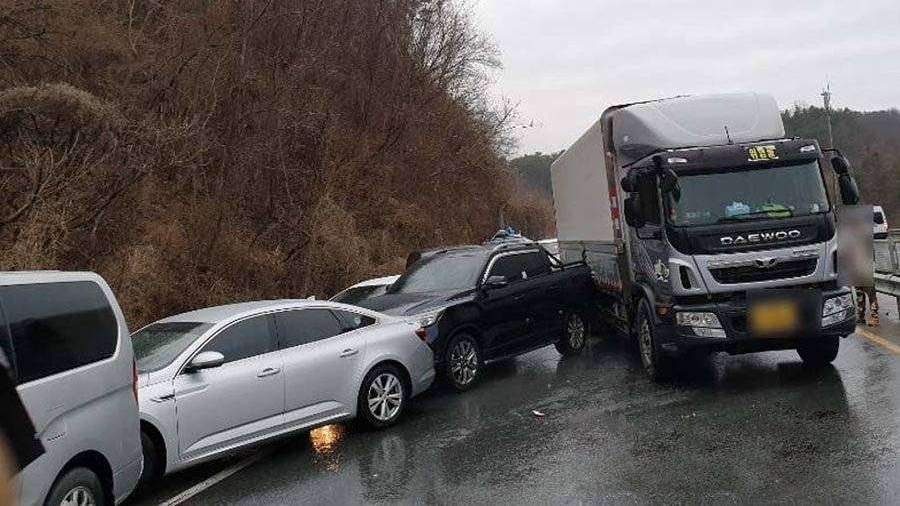 В Южной Корее столкнулись 53 автомобиля  Авария произошла на шоссе у города Вонджу из-за сильного снегопада.  Пострадали 11 человек, все они госпитализированы, сообщает агентство «Рёнхап».  Сегодня в Сеуле был зафиксирован рекордный для ноября снегопад. Таких интенсивных осадков не было с начала наблюдений в 1907 году.    Подпишись на «Говорит Москва»