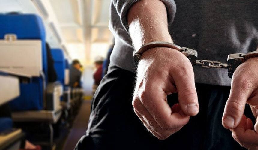 Авиадебоширов в России хотят заземлить надолго срок нахождения в чёрных списках предлагают увеличить с одного до трёх лет С таким предложением выступил глава Аэрофлота Сергей Александровский на заседании Совета Федерации По его словам агрессивное поведение пассажиров на борту остаётся серьёзной проблемой для всех российских авиакомпаний Также мы предлагаем увеличить сроки нахождения в чёрных списках авиадебоширов сейчас это один год предлагаем увеличить срок до трёх лет заявил Александровский Кроме того предлагается создать единый список дебоширов доступный всем авиакомпаниям чтобы нарушители не могли просто купить билет у другой Эти меры сделают последствия для нарушителей более ощутимыми и помогут повысить безопасность и комфорт полётов uletet 1