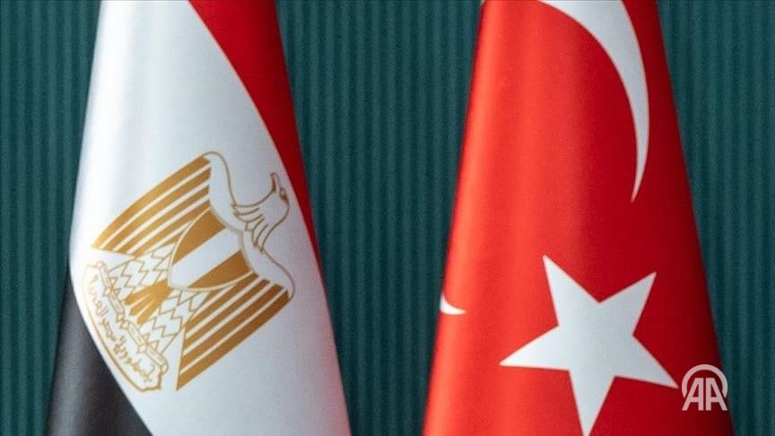 Визит президента Эрдогана в Египет сосредоточится на сотрудничестве в оборонпроме и энергетике Во время визита президента Турции Реджепа Тайипа Эрдогана в Египет будет обсуждаться множество вопросов и с высокой вероятностью на повестке дня окажутся партнерства в сфере оборонной промышленности и энергетики а также более масштабные проекты Об этом сообщил Мустафа Денизер председатель Делового совета Турция Египет при Совете по внешнеэкономическим связям DEİK Он напомнил что президент Эрдоган в среду 4 февраля отправится в Египет в сопровождении делегации турецких бизнесменов и в ходе визита пройдут важные переговоры По словам председателя Делового совета текущий объем товарооборота между двумя странами составляет 9 10 млрд долларов На предыдущих официальных встречах уже ставилась цель довести этот показатель до 15 млрд долларов и процесс развивается в позитивном направлении Подробнее на нашем сайте v aa com tr 3818739 24 7 в сутки с Агентством Анадолу