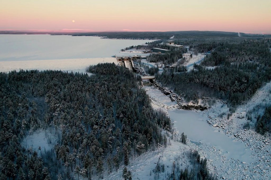 ТГК 1 впервые в России выпустила углеродные единицы на ГЭС в Мурманской области ПАО ТГК 1 выпустила 8353 углеродных единиц в рамках климатического проекта по модернизации Верхне Туломской ГЭС в Мурманской области Это первый в России случай получения статуса климатического для проекта осуществленного на гидроэлектростанции сообщила пресс служба компании Углеродные единицы инструмент закона о сокращении выбросов парниковых газов ПГ Они выпускаются при сокращении компаниями выбросов ниже выделенных им квот и могут быть проданы или переданы компаниям выбросы которых превышают квоты и зачтены им при оценке их негативного воздействия на окружающую среду Выпущенные углеродные единицы рассчитаны на основе сокращения выбросов парниковых газов за 2022 2024 гг В дальнейшем проект позволит ежегодно снижать выбросы в среднем на 5000 т CO₂ эквивалента Планируется выпуск около 50 000 углеродных единиц Однако итоговое количество будет зависеть от водности реки Туломы ТГК 1 Подпишитесь на Ведомости Северо Запад