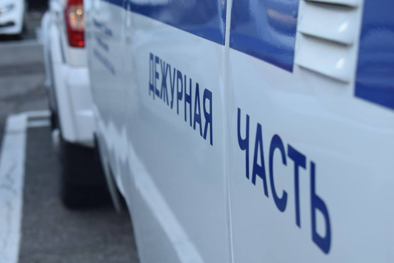 В Ставрополе установлен подозреваемый в хищении двух автомобилей    В полицию краевого центра с заявлением о хищении имущества обратился 28-летний мужчина. Он сообщил, что припарковал два отечественных автомобиля возле дома, ненадолго отлучился из города, но, вернувшись, не обнаружил их на месте. Сумма ущерба составила порядка 750 тысяч рублей.  Сотрудники уголовного розыска ОП №1 Управления МВД России по городу Ставрополю установили личность злоумышленника.   В отделе внутренних дел 33-летний местный житель рассказал, что долго наблюдал за автомобилями, которыми никто не пользуется. Позднее он сфотографировал транспорт и разместил объявление об их продаже в сети Интернет.   Спустя время с ним связались два покупателя, которых он ввел в заблуждение, пояснив, что оба автомобиля принадлежат ему. Граждане передали мужчине деньги и забрали машины.   В настоящее время один из автомобилей возвращен законному владельцу.  По данным фактам возбуждено два уголовных дела.