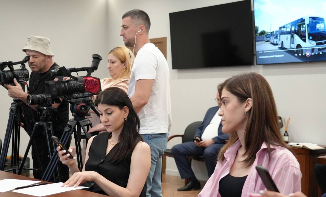 В Северной Осетии на базе Центра организации дорожного движения ЦОДД будет создан чат-бот для жалоб и обращений жителей республики по вопросам работы общественного транспорта. Об этом рассказал первый заместитель Председателя Правительства РСО – Алания Георгий Атаров на пресс-конференции с участием представителей средств массовой информации региона. Темой встречи с журналистами стало развитие общественного транспорта в Северной Осетии. – Сегодня наша задача – поэтапно выстраивать систему работы общественного транспорта, которая устроит и пассажиров, и работников сферы. Чат-бот станет средством обратной связи с жителями республики: будем оперативно решать проблемы, которые будут поступать от жителей республики по этой теме. Для нас это важный момент: сегодня мы ведем большую работу по созданию эффективной, работоспособной системы пассажирских перевозок. Важно знать, где слабые места, чтобы быстро реагировать и исправлять недочеты, – сказал Георгий Атаров. Как отметил Георгий Атаров, работы в этом направлении, действительно много: за последние 30 лет в регионе впервые проходит масштабное обновление подвижного состава, создаются параллельные маршруты, идет работа над оптимизацией имеющихся маршрутов, которые дублируются и приводят к нерациональному распределению общественного транспорта. Подробнее читайте на нашем сайте. #севернаяосетия #алания #правительство