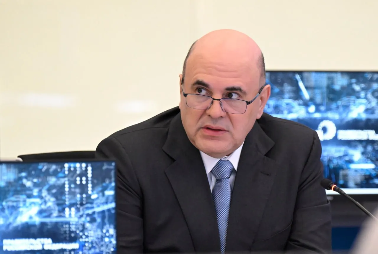 Михаил Мишустин провел стратсессию посвященную прогнозу кадровой потребности в экономике На основании такого прогноза выстраивается структура подготовки кадров в каждом регионе Сейчас мы в целом понимаем ситуацию на рынке труда Видим например что спрос на рабочие профессии и сохранится и увеличится на тех кто обладает компетенциями в области современных информационных технологий отметил Председатель Правительства В рамках нацпроекта Кадры Правительство ведет работу по совершенствованию профессионального образования чтобы оно отвечало потребностям рынка труда