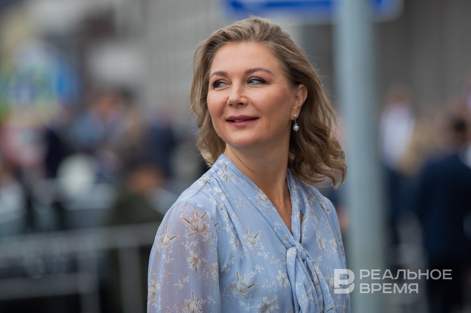 Благодарна руководству республики за оказанное доверие детский омбудсмен Татарстана Ирина Волынец покинет свой пост На этом посту она проработала пять лет Уполномоченный по правам ребенка в Татарстане Ирина Волынец покинет свой пост Об этом она рассказала журналисту Реального времени Причину такого решения собеседница не раскрыла однако напомнила что назначение на должность детского омбудсмена происходит по согласованию с федеральным центром За время работы достигнуты определенные результаты Да то есть я внесла свой вклад в благополучие детей повышение качества детства качества жизни в Татарстане и благодарна этому опыту благодарна руководству республики за оказанное доверие Подпишитесь на Реальное время