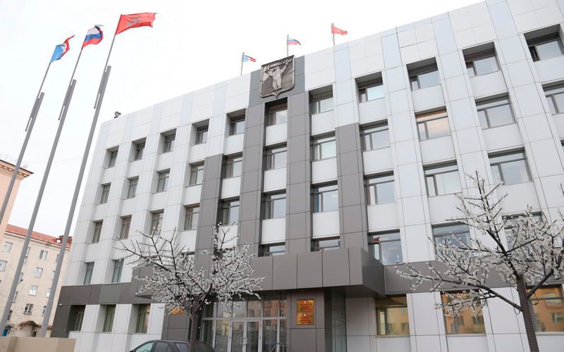 Нецелевые траты мэрии Норильска на экологию составили почти 2 млрд прокуратура Генпрокуратура РФ подтвердила нашу информацию о возбуждении уголовного дела о нецелевом расходовании сборов поступивших Норильску в качестве оплаты за негативное воздействие на окружающую среду В 2023 2024 годах городская администрация направляла поступившие платежи на цели не связанные с реализацией природоохранных мероприятий Несмотря большое количество несанкционированных свалок и объектов накопленного вреда природе муниципалитет не использовал экологические платежи по назначению заявили в ведомстве Размер нецелевых расходов оценивается в 1 8 млрд рублей Деньги на компенсацию негативного вреда окружающей среде НВОС поступают от предприятий напрямую в бюджет Норильска узнал Сибирский экспресс Среди тех кто их выплачивает есть и Норникель Ранее председатель коллегии Мой дом г Норильск Руслан Абдуллаев выяснил что в 2023 году на муниципальную программу Экология и охрана окружающей среды было запланировано 790 75 млн рублей а потрачено только 293 млн 37 1 В 2024 году было запланировано лишь 288 3 млн а истратили 259 млн уже 89 8 Но дело в том что по закону сумма поступлений по НВОС в последующем году не может быть ниже предыдущего а разница в объёме запланированных средств в 2023 и 2024 годах колоссальная обращал внимание общественник Мэрию Норильска возглавляет Дмитрий Карасёв Единая Россия Подписаться Прислать новость Помочь бустами