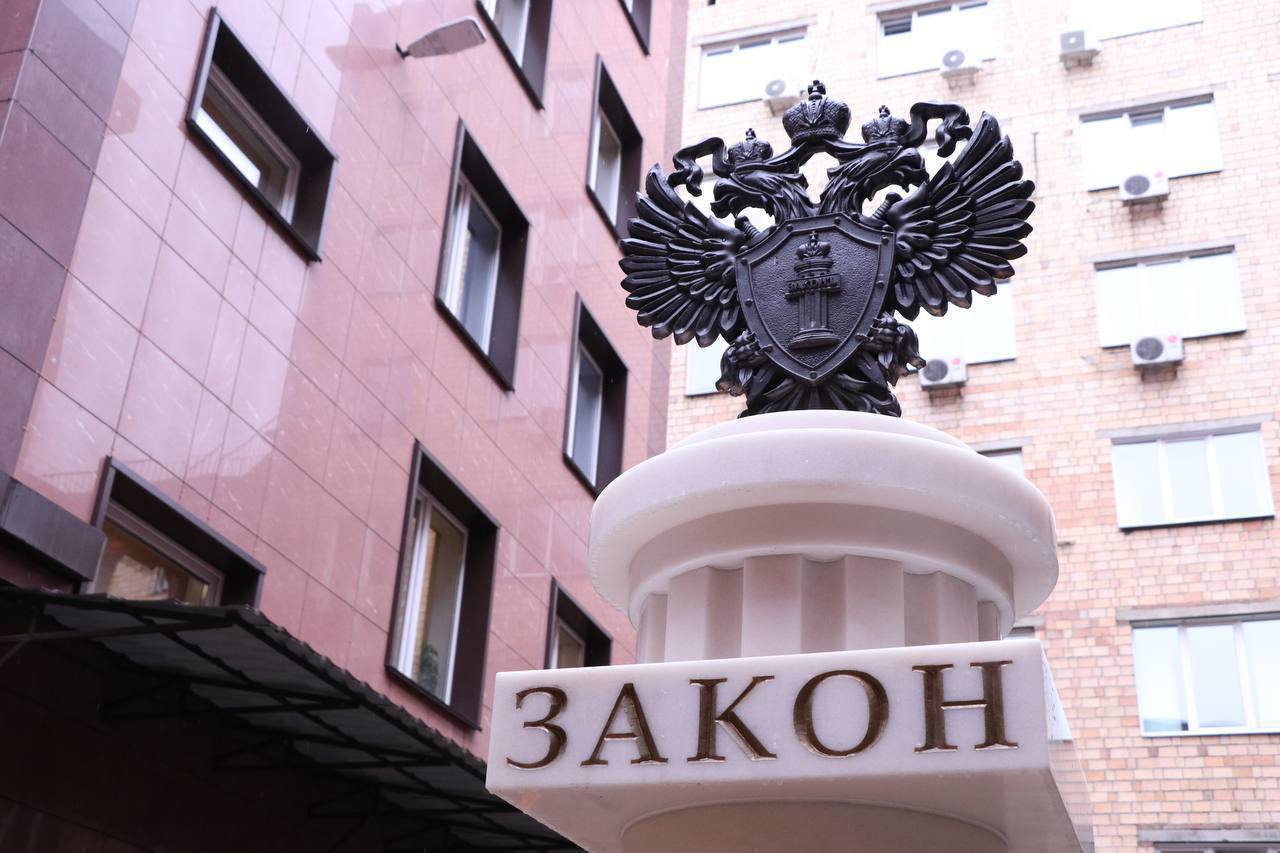 1  2  3  4  5  6  7   Языковой обман по иску прокурора суд лишил иностранку разрешения на проживание из за фиктивного экзамена В Красноярске прокуратура проверила порядок выдачи иностранцам сертификатов на знание русского языка и вскрыла серьёзные проблемы В 2020 г ФГБОУ ВО Государственный институт русского языка имени А С Пушкина делегировал проведение госэкзаменов по русскому языку истории России и основам законодательства АНО Изучения языков Лингвистический центр Спустя 2 года уроженка Таджикистана пришла сдавать комплексный экзамен Сотрудники центра организовали для неё фиктивную процедуру подсказывали ответы хотя женщина не владела необходимыми знаниями К тому же экзамен принимали лица без профильного высшего образования по филологии или лингвистике и без необходимого 5 летнего опыта тестирования Прокуратура подала иск в суд о признании сертификата недействительным документ использовался для легализации пребывания иностранки в России Суд поддержал прокурора сертификат аннулирован разрешение на временное проживание у мигрантки отозвано Сайт Тelegram ВК