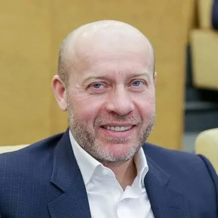 Новости Челябинска Челябинский депутат Олег Колесников отказался от выдвижения в Госдуму Депутат Госдумы РФ от Челябинской области Олег Колесников принял решение снять свою кандидатуру с праймериз партии Единая Россия Об этом он сообщил в видеообращении на личной странице ВКонтакте Депутат заявился на предварительное голосование в конце марта этого года и планировал представлять Златоустовский одномандатный округ Вопрос не политический но очень важный для решения срочной боевой задачи Мои помощники остаются в округе работать и быть со мной на связи После достижения определенных результатов и выполнения задач я продолжу свою работу в округе прокомментировал депутат в видеообращении Олегу Колесникову 57 лет Избран депутатом Госдумы РФ по Златоустовскому избирательному округу в 2021 году подробнее на канале Новости Челябинска