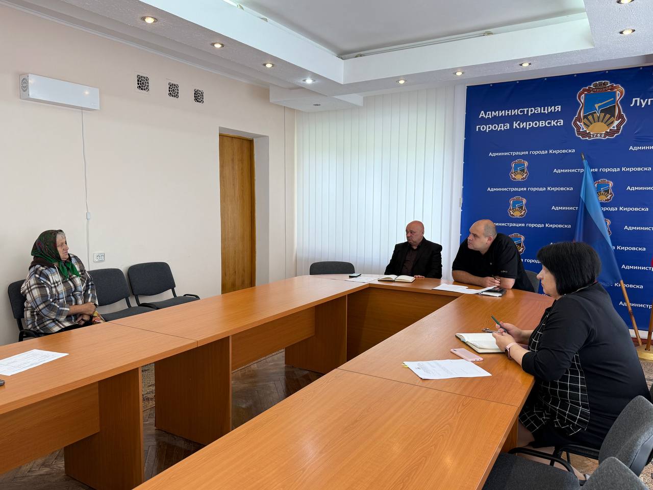 В Кировске состоялся еженедельный приём граждан Прием провел первый заместитель Главы Василий Ткачев совместно с заместителем Главы Александром Самойловым, также на приеме присутствовали руководители структурных подразделений города. Сегодня, на приём обратилась жительница по вопросу: жилищно-коммунального хозяйства. Александр Самойлов ответил на интересующие вопросы. Обращение взято на контроль. Администрация городского округа открыта для диалога с жителями и готова оказывать необходимую помощь и поддержку.