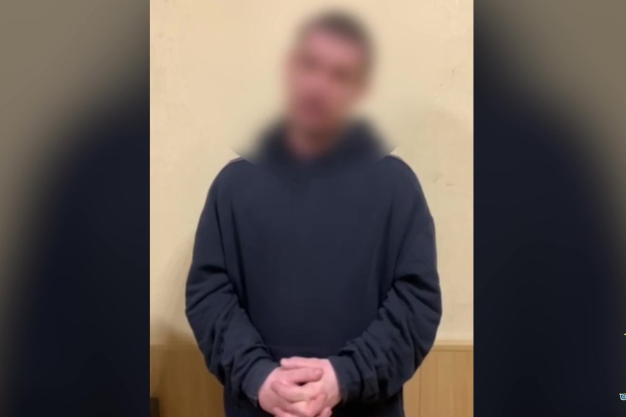 Челябинские полицейские разыскали мужчину который в декабре ограбил магазин продуктов на улице 60 лет Октября Злоумышленник ударил продавщицу и присвоил выручку 24 тыс рублей Как рассказали в региональном ГУ МВД грабитель прятался в Башкортостане Полицейские съездили туда и задержали мужчину Подозреваемому 33 года у него уже есть судимость Зашел в один магазин отодвинул прилавок забрал деньги оттолкнул женщину признался мужчина Скрылся с места происшествия и уехал в Башкортостан так как боялся наказания В отношении башкортостанца возбудили уголовное дело о грабеже