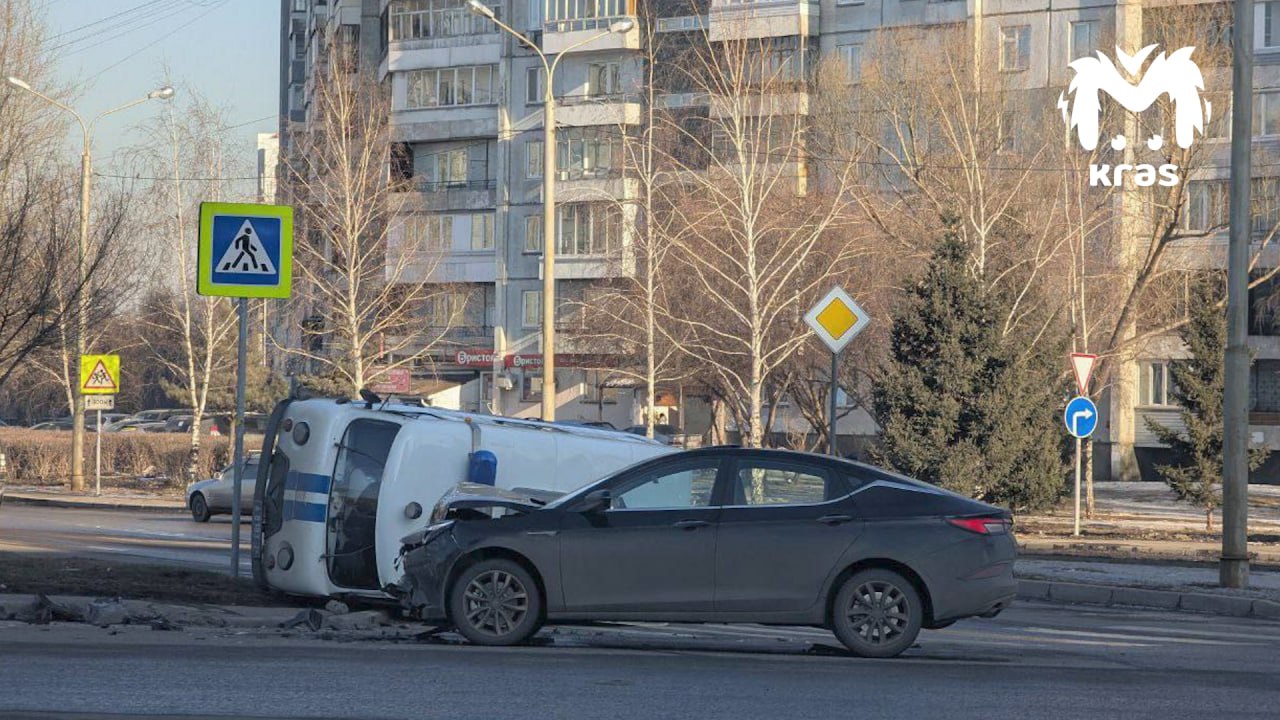 Иномарка отправила "буханку" полицейских отдохнуть в Красноярске.  Авария произошла у СИЗО на Маерчака, потому что УАЗ не уступил дорогу. Никто не пострадал.