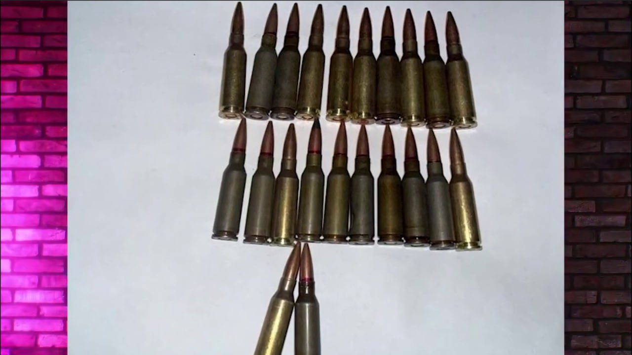 В Ташкенте задержан мужчина пытавшийся незаконно продать боеприпасы за 1300 долларов ранее он работал водителем взрывником в одной из воинских частей Сурхандарьинской области по его словам боеприпасы он приобрел у военнослужащего с которым ранее проходил службу за 10 млн сумов