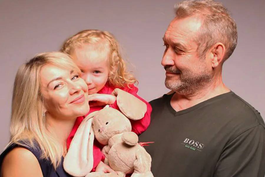 В Следкоме рассказали куда могли отправиться Усольцевы По версии следствия Усольцевы могли пойти к камню желаний который находится на вершине горы Мальвинка Об этом сообщили опрошенные свидетели Мы предполагаем что скорее всего Усольцевы ушли на скалу Мальвинка С учетом того что Ирина говорила о том что она хотела бы увидеть там камень желаний который находится как раз по пути к горе Мальвинка цитирует ТАСС региональный СК Напомним 28 сентября семья Усольцевых с 5 летней дочерью отправилась в поход на Кутурчинское белогорье и не вернулась Поиски начались только 1 октября и стали одними из самых масштабных в крае Сейчас активная фаза поисков завершена Семью пока не нашли Оставить обращение Мы в MAX