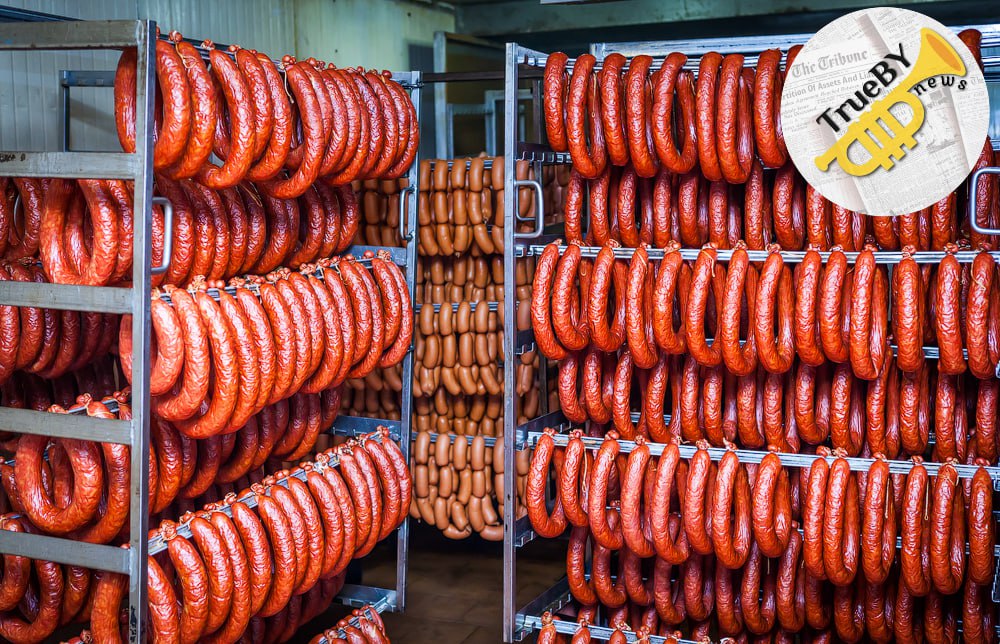 Беларусь семикратно нарастила биржевой экспорт мясопродуктов за шесть месяцев 2025 года Мясоперерабатывающие предприятия Беларуси в первом полугодии 2025 года реализовали за рубеж на биржевых торгах более 27 тыс. т продукции, что в семь раз превышает показатель января - июня 2024 года. Об этом сообщили БЕЛТА в пресс-службе Белорусской универсальной товарной биржи. В то же время в стоимостном выражении за этот период продажи мясопродуктов через БУТБ выросли в 13 раз - до $129 млн. Основной объем биржевых сделок пришелся на замороженное и охлажденное мясо крупного рогатого скота. #Беларусь #мясо #экспорт TrueBY news