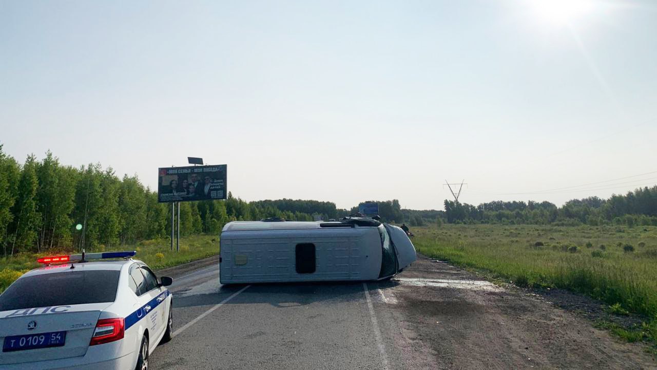 Микроавтобус с курсантами попал в аварию под Новосибирском. Есть погибший Автомобиль Toyota Corolla ехал со стороны Новосибирска по дороге «Академгородок – Кольцово» и выехал на встречку, где врезался в микроавтобус Mersedes Benz. Тот опрокинулся и перекрыл проезд. По данным Госавтоинспекции региона, за рулём легковушки был мужчина 2002 года рождения, микроавтобусом управлял мужчина 1962-го. На месте погиб пассажир «Тойоты», водитель «Мерседеса» получил различные травмы. По данным паблика «АСТ-54», в микроавтобусе везли «курсантов или лейтенантов» в училище. В новосибирском Академгородке работает Новосибирское высшее военное командное училище. Подписаться Прислать новость Помочь бустами