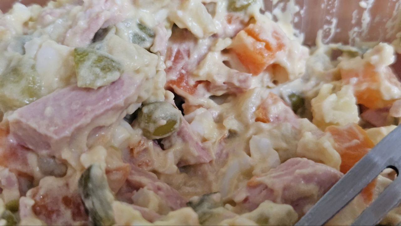 Прокуратура начала проверку после отравления детей в Архангельске Ребята из хоккейной команды приехавшие в областную столицу на соревнования попали в больницу с кишечной инфекцией В детскую областную больницы накануне были госпитализированы семь подростков с жалобами на температуру боль в животе и сопутствующие прелести Как пояснили в региональном Минздраве у несовершеннолетних подозрение на острую кишечную инфекцию В настоящее время им проводятся обследования оказывается вся необходимая медицинская помощь Работа по установлению причин заболевания ведется совместно с управлением Роспотребнадзора пояснили ИА Эхо СЕВЕРА в ведомстве По факту произошедшего также организована прокурорская проверка По результатам проверки будет дана оценка исполнению требований санитарного законодательства организацией осуществляющей питание детей а также эффективности мер принятых учреждением здравоохранения по своевременности и достаточности оказанной им медицинской помощи сообщили в пресс службе региональной прокуратуры По некоторым данным отравившиеся ребята в одной из городских точек общепита ели оливье Напомним также что ранее в региональном Роспотребнадзоре ранее сообщали что с 12 по 18 января в Архангельской области зарегистрировано 300 случаев заболевания острыми кишечными инфекциями 167 дети Показатель заболеваемости выше уровня предыдущей отчётной недели в 3 9 раза