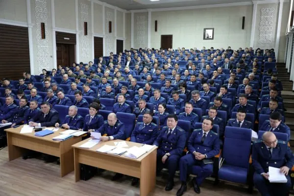 Депутат призвал Генпрокуратуру пройти самоочистку По его словам все эти годы сотрудники правоохранительных органов злоупотребляли своим служебным положением При этом следственные органы Генеральной прокуратуры были в сговоре с правоохранительными органами и мы видим сегодня эти факты Хочу отметить что прокуроры нередко выносят обвинительное заключение в сговоре с сотрудниками ГКНБ И если раньше они совместно сажали бизнесменов то теперь прокуроры сажают сотрудников ГКНБ Я думаю что пришло время самой Генпрокуратуре провести очистку своих рядов Потому что во всех этих злоупотреблениях есть вина и сотрудников прокуратуры считает Дастан Бекешев Генпрокурор Максат Асаналиев отметил что сейчас аресты сотрудников ГКНБ идут на основании обращений граждан и должностных лиц Что касается чистки самой Генпрокуратуры то эта работа ведется постоянно 24KG Новости Кыргызстана
