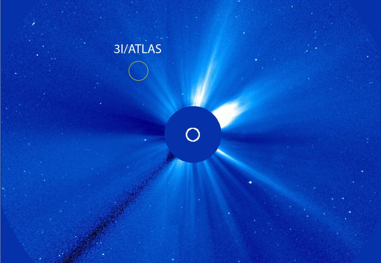 Комета 3I ATLAS которую многие считают межзвездным кораблем спряталась от землян Она подошла к нам на расстояние 260 млн км но ее не видно из за лучей Солнца сообщает Лаборатория солнечной астрономии Даже сверхмощный телескоп LASCO не смогу ее увидеть Сторонники теории межгалактического корабля уверены что инопланетяне специально скрыли объект от нашего наблюдения Наш канал в MAX