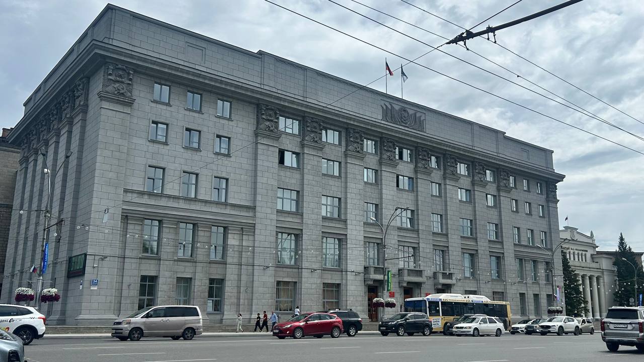 Владимира Зарубина отстранили от должности в мэрии Новосибирска Заместителя начальника департамента земельных и имущественных отношений, руководителя управления по земельным ресурсам Владимира Зарубина временно отстранили от работы. Причина — уголовное дело по статье «злоупотребление служебными полномочиями». По решению суда чиновнику запрещено покидать город и он обязан соблюдать меры надлежащего поведения. Отстранение действует на время расследования. Решение пока не вступило в силу и может быть обжаловано. Фото: Горсайт Прислать новость