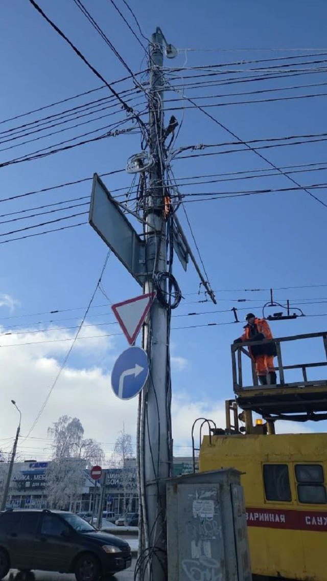 Работу двух троллейбусных маршрутов Ставрополя временно ограничили из за замыкания сети Речь о маршрутах 7 и 9 Как сообщили в краевом Миндоре причиной приостановки работы этих троллейбусов стало замыкание контактной сети на проспекте Кулакова В настоящее время специалистами ГУП СК Крайтранс ведутся восстановительные работы Информация о восстановлении движения будет опубликована дополнительно отметили в министерстве Напомним троллейбусы 7 следуют по маршруту Поликлиника 9 204 й квартал а 9 Поликлиника 9 Железнодорожный вокзал  Подписаться на 1777 в Телеграм MAX