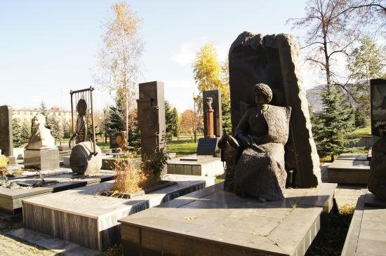 Аллею Славы во Владикавказе официально закрыли для захоронений Об этом сообщает городская администрация. «Земля Пантеона использована в полном объеме. Проведение дальнейших захоронений на его территории невозможно», — сообщается в тексте. Первые захоронения на Аллее Славы прошли в 80-е годы прошлого века. Всего здесь покоится 130 человек — это военные, политики, ученые, выдающиеся деятели культуры, спортсмены и общественные деятели. Среди них Исса Плиев, Илита Даурова, Билар Кабалоев, Ахсарбек Галазов, Ким Суанов, Ирина Мистулова, Бимболат Ватаев, Альбина Баева, Виктор Галкин, Шамиль Джикаев, Бесик Кудухов и многие другие. Последними на территории Пантеона были захоронены композитор и дирижер Булат Газданов, герой России Марат Тибилов и генерал-майор полиции Руслан Кабалоев. «АМС рассматривает варианты обустройства новой Аллеи Славы в границах Владикавказа», — отмечают в ведомстве. Добавим, подобная информация появляется не впервые. Еще в 2014 году АМС Владикавказа вынесла постановление о закрытии комплекса «Аллея Славы» для захоронений. Тогда сообщалось, что территория использована в полном объеме и расширить ее нет возможности. Фото: АМС Владикавказа