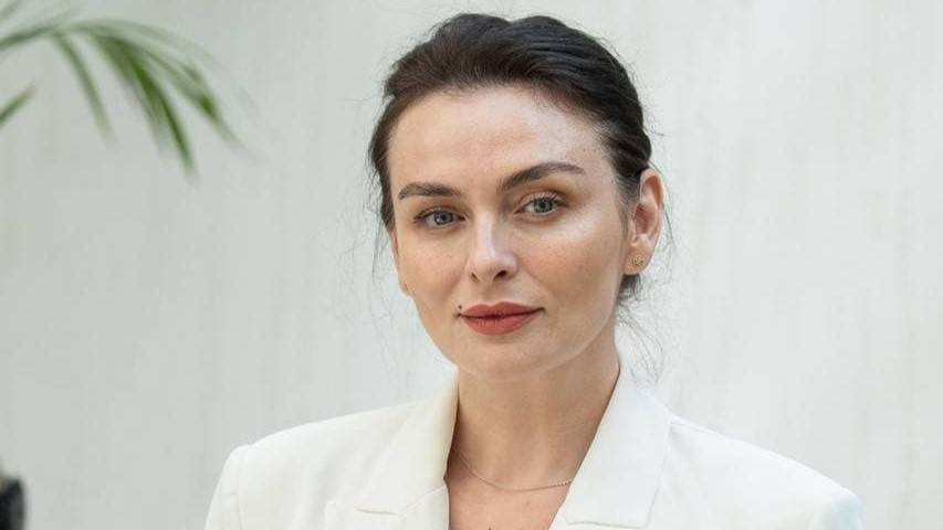 ВСП обязала ЦИК пересмотреть регистрацию партии Виктории Фуртунэ Высшая судебная палата постановила что ЦИК должен повторно рассмотреть заявку партии Moldova Mare во главе с Викторией Фуртунэ для участия в парламентских выборах 28 сентября Судьи отметили что ЦИК не использовал все полномочия и не предоставил партии возможность исправить список кандидатов когда был выявлен кандидат с непогашенной судимостью После его исключения нарушился гендерный баланс что и стало причиной отказа в регистрации ВСП сочла доводы ЦИК несостоятельными и оставила в силе решение Апелляционной палаты которая ранее обязывала комиссию пересмотреть заявку Виктория Фуртунэ возглавила Moldova Mare в марте 2025 года Партию поддерживает беглый олигарх Илан Шор Молдова Актуально подписаться