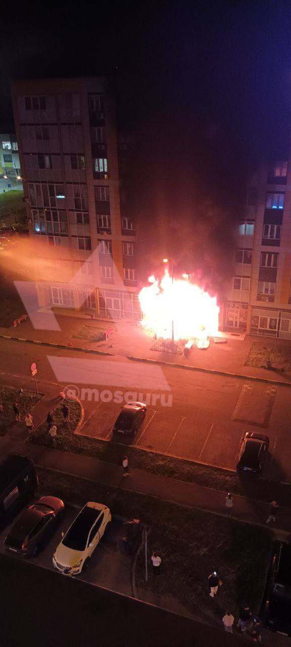 Магазин полыхает на первом этаже в Нахабино — огонь распространяется на первые этажи. Из предложки . Первый Московский
